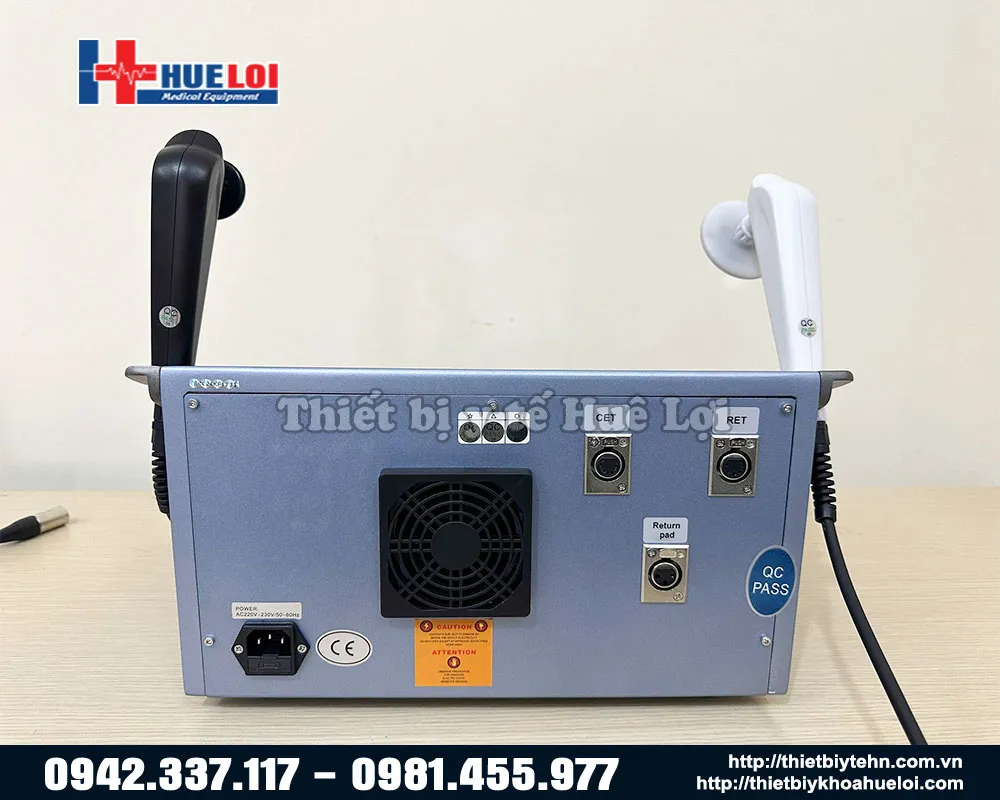 Mặt sau máy điều trị TECAR bằng sóng vô tuyến