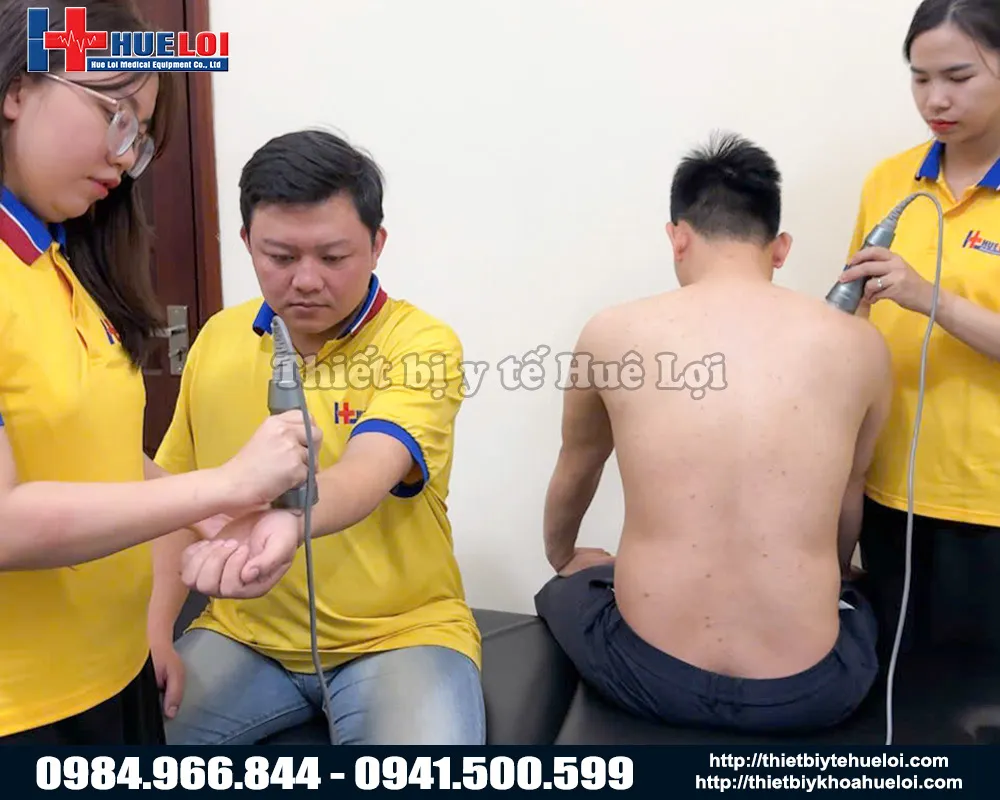 Điều trị hai bệnh nhân cùng lúc bằng máy siêu âm giảm đau